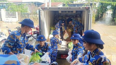 Vùng 3 Hải quân sẻ chia khó khăn với nhân dân thôn La Châu