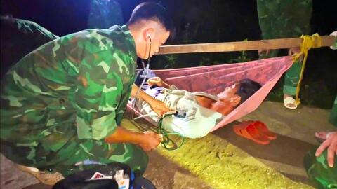 Cà Mau: Kịp thời hỗ trợ người dân bị bệnh nặng vào bờ cấp cứu