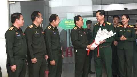 Đoàn công tác Quân khu 1 lên đường sang Lào biểu diễn nghệ thuật