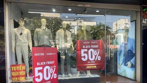 Black Friday: Nhiều cửa hàng giảm giá mạnh, sức mua tăng