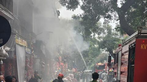 Cháy nhà dân tại phố Hàng Mã (Hà Nội), một người bị thương do ngã từ tầng cao