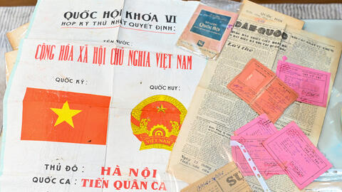 Chàng trai 8X ở Hà Nội giữ ký ức bầu cử  từ những tấm thẻ cử tri