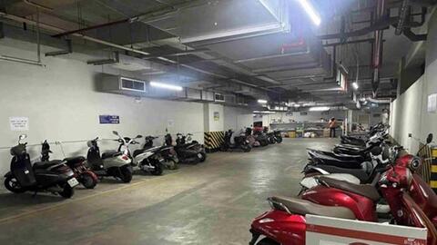 Điểm trông giữ từ chối xe máy điện, người dân bức xúc