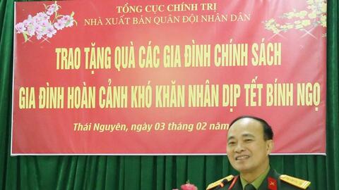 Nhà xuất bản Quân đội nhân dân trao quà Tết tặng đồng bào vùng căn cứ cách mạng