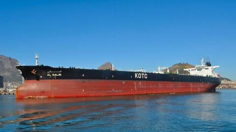 Tàu chở dầu của Kuwait bốc cháy ngoài khơi thành phố Dubai