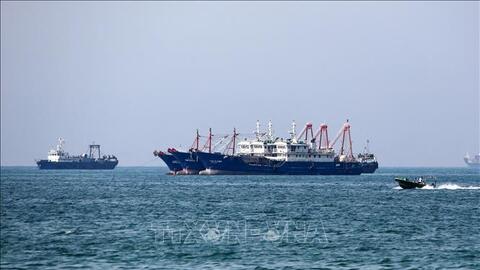 Bất ngờ tàu chở dầu nước ngoài đầu tiên qua Hormuz sau lệnh ngừng bắn