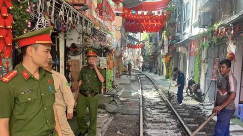 Tuyên truyền pháp luật, ký cam kết với các hộ kinh doanh “cà phê đường tàu”