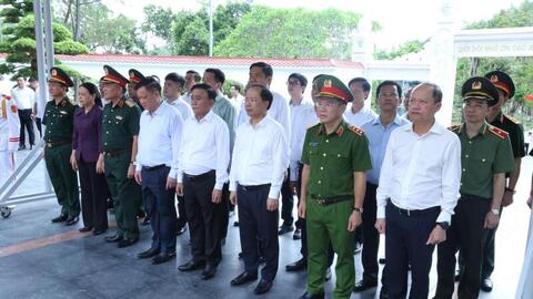 Thường trực Ban Bí thư Trần Cẩm Tú dâng hương tưởng niệm Anh hùng liệt sĩ tại Ngã ba Đồng Lộc