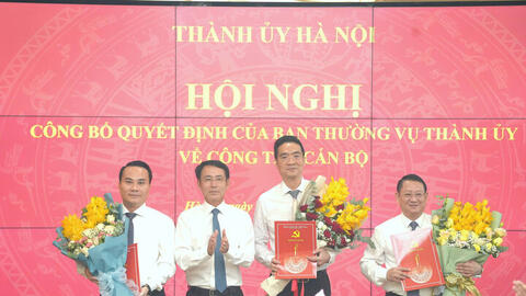 Hà Nội công bố và trao các quyết định về công tác cán bộ