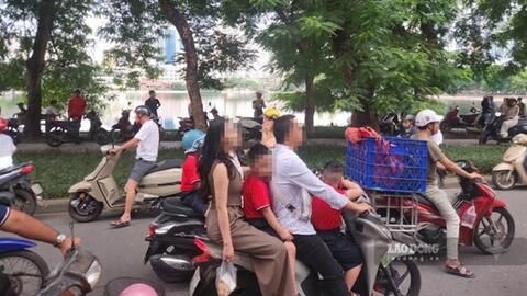CSGT xử lý vi phạm trước cổng trường: Loạt lý do "dở khóc dở cười" cha mẹ quên mũ cho con