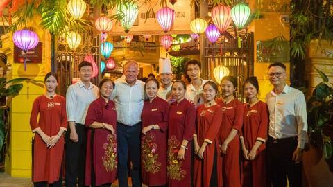 Thủ tướng Ba Lan thưởng thức rau muống xào tỏi, uống bia Hà Nội
