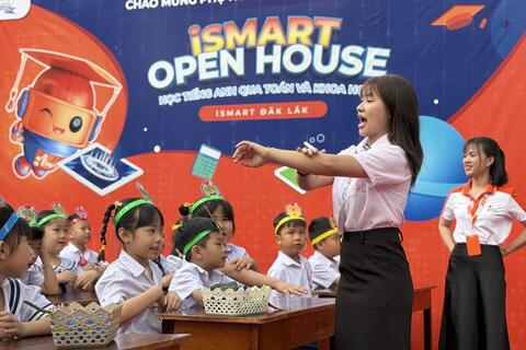 iSMART "Lớp học mở": Khám phá thế giới học tập bằng tiếng Anh tại Đắk Lắk