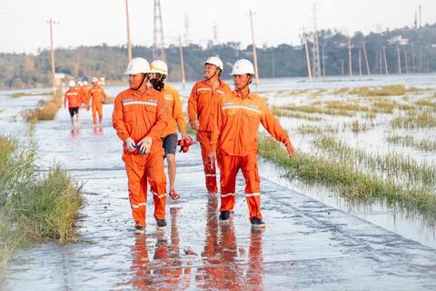 Cấp điện trở lại cho 96% khách hàng bị ảnh hưởng do bão số 13