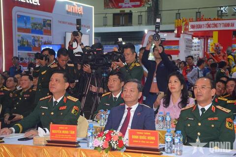 Khai mạc Hội chợ kết nối giao thương Việt Nam - Lào