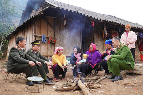 Chạy đua với thời gian để 2 bản vùng cao Điện Biên có điện trước Tết