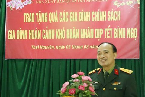 Nhà xuất bản Quân đội nhân dân trao quà Tết tặng đồng bào vùng căn cứ cách mạng