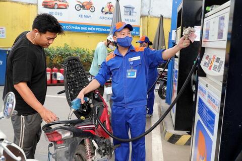 Xăng dầu tăng giá trước thềm năm mới Bính Ngọ 2026