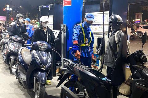 Giá xăng dầu hôm nay 13/2/2026: Giảm sâu gần 3%