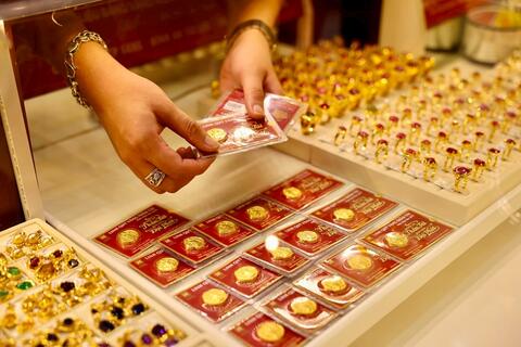 Giá vàng hôm nay (chiều 27-3): Giá vàng trong nước tiếp đà giảm