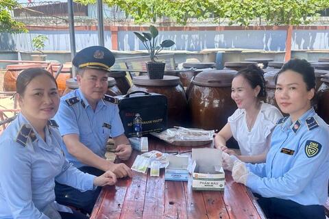 Hà Tĩnh lấy mẫu kiểm tra thực phẩm tại các cơ sở chế biến, kinh doanh