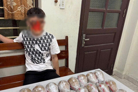 Bắt quả tang 2 đối tượng vận chuyển gần 10 kg pháo nổ đi bán