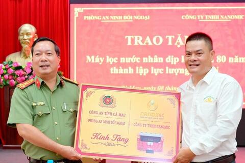 Nanomic trao 22 máy lọc nước cho lực lượng công an và người có công tại Cà Mau