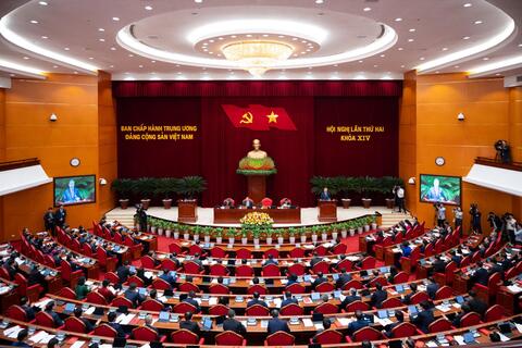 Lãnh đạo chủ chốt được bác sĩ thăm khám sức khỏe hằng ngày