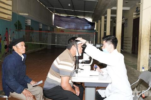 Tuyên Quang: Khám mắt, tặng thuốc miễn phí cho người dân xã biên giới