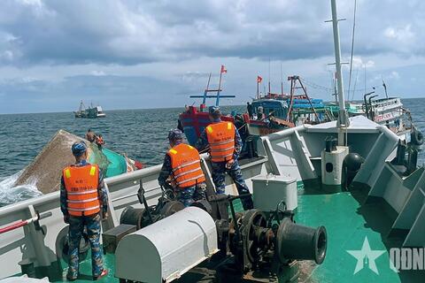 Tàu 797 (Vùng 1 Hải quân) phối hợp cứu thành công 10 ngư dân gặp nạn trên biển
