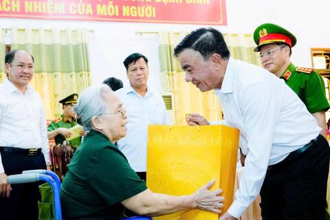 Thường trực Ban Bí thư Trần Cẩm Tú tri ân người có công tại Nghệ An