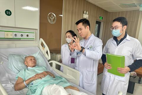 Bệnh viện Hữu nghị Việt Đức: Chấm dứt vết thương chiến tranh sau hơn 50 năm cho thương binh 85 tuổi
