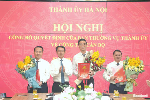 Hà Nội công bố và trao các quyết định về công tác cán bộ
