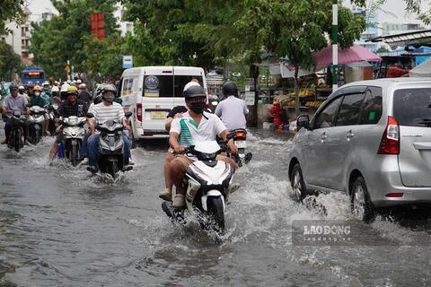 Xe máy qua đường ngập, đừng chủ quan với hệ thống phanh