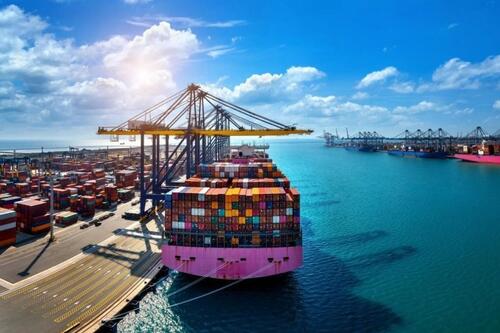 Trong 5 tháng, Việt Nam xuất siêu 4,67 tỷ USD Trong 5 tháng, Việt Nam xuất siêu 4,67 tỷ USD