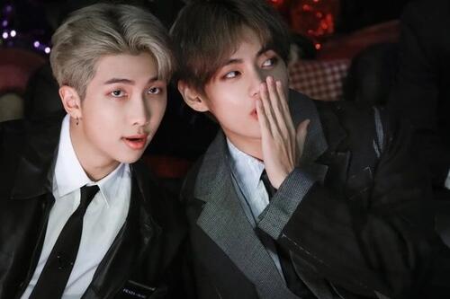 RM và V BTS chính thức xuất ngũ, người hâm mộ vây kín chào đón