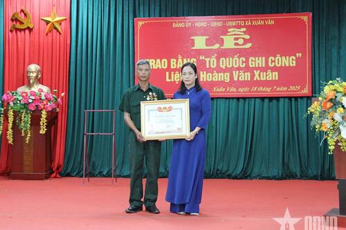 Xã Xuân Vân (Tuyên Quang) trao Bằng “Tổ quốc ghi công” cho thân nhân liệt sĩ Hoàng Văn Xuân