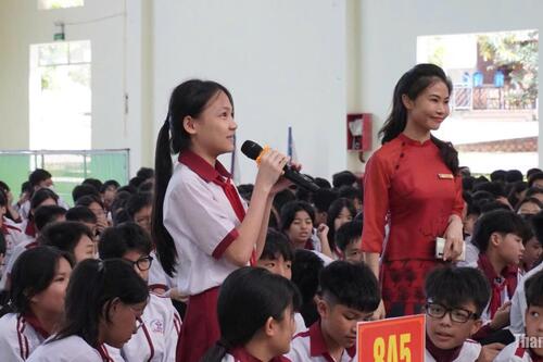 Một trường học ở Đắk Lắk đưa hơn 2.000 học sinh đi xem phim "Mưa đỏ"