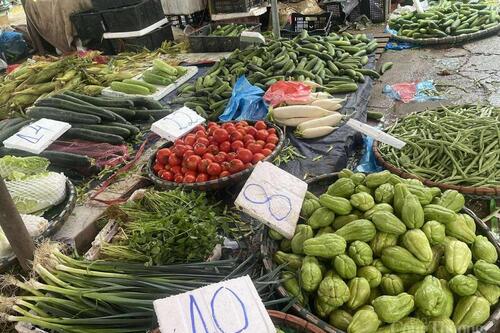 Chợ Hà Nội rau xanh khan hiếm, đắt hàng