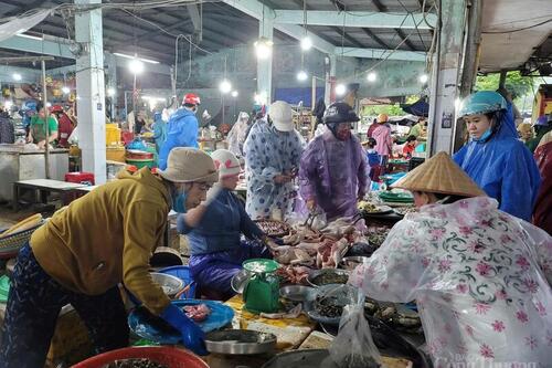 Đà Nẵng: Người dân đội mưa đi chợ từ sớm mua thực phẩm dự trữ, ứng phó trước bão