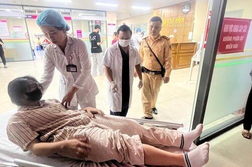 Cảnh sát giao thông Hà Nội kịp thời đưa người bị nạn đi cấp cứu