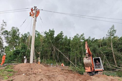 Đắk Lắk: Cán bộ ngành điện ngâm mình dưới nước nối đường dây