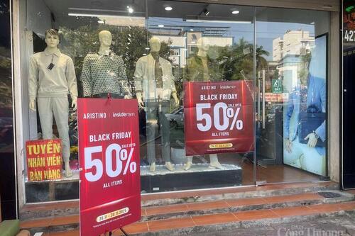 Black Friday: Nhiều cửa hàng giảm giá mạnh, sức mua tăng