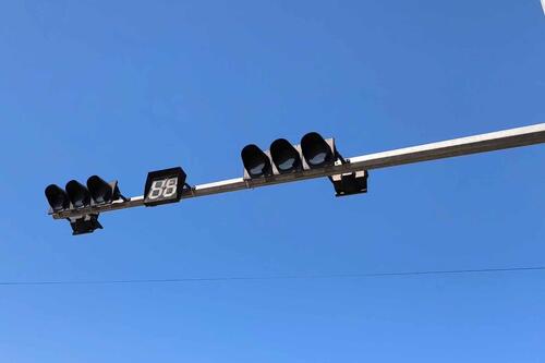 Đèn giao thông hỏng kéo dài, nguy cơ tai nạn rình rập