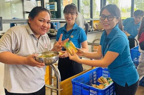 Tặng sữa cho đoàn viên, người lao động ở Đồng Nai