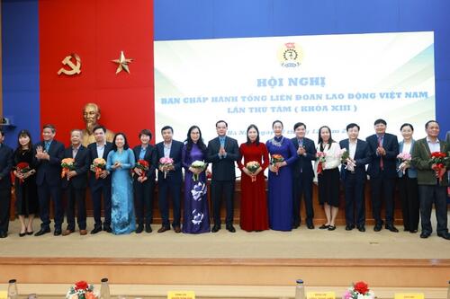 Trao Huân chương Lao động hạng Nhì tới 2 nguyên cán bộ Tổng Liên đoàn Lao động Việt Nam