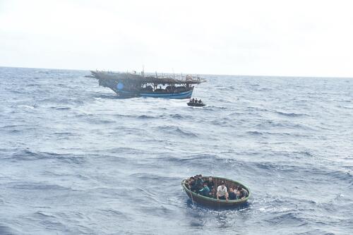 Đưa 52 thuyền viên gặp nạn về đảo Song Tử Tây an toàn