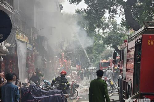 Cháy nhà dân tại phố Hàng Mã (Hà Nội), một người bị thương do ngã từ tầng cao