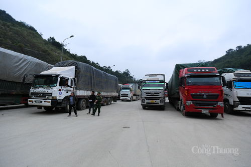 Hà Tĩnh: Nhộn nhịp hàng hóa tại cửa khẩu Cầu Treo dịp cuối năm