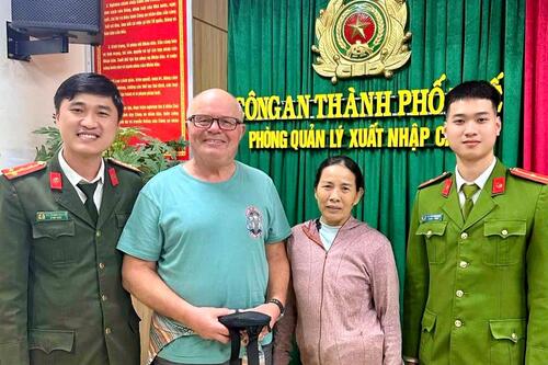 Người dân TP Huế trao trả tài sản cho du khách Anh, lan tỏa hình ảnh Cố đô nghĩa tình