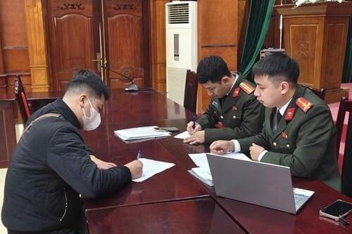 Công an Hà Nội xử lý đối tượng dán quảng cáo cờ bạc trá hình trên ô tô